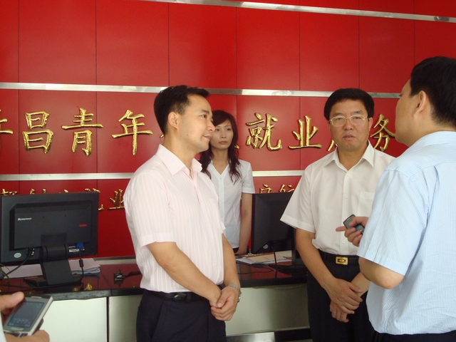 團省委書記何雄、市委書記毛萬春蒞臨青創(chuàng)中心調研
