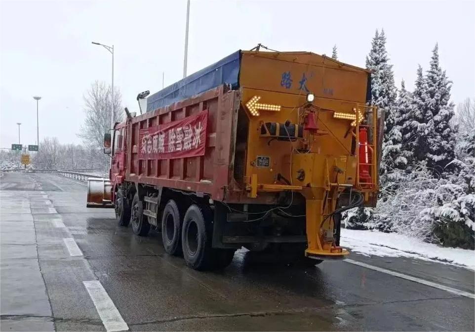 【迎寒而戰(zhàn)·逆雪前行】萬(wàn)里交科養(yǎng)護(hù)裝備助力全國(guó)眾多道路高效除雪融冰、保障春運(yùn)安全！